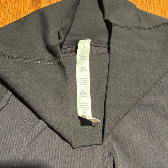 NWT size 2 lululemon in flux cropped joggers - Picture 5 of 8